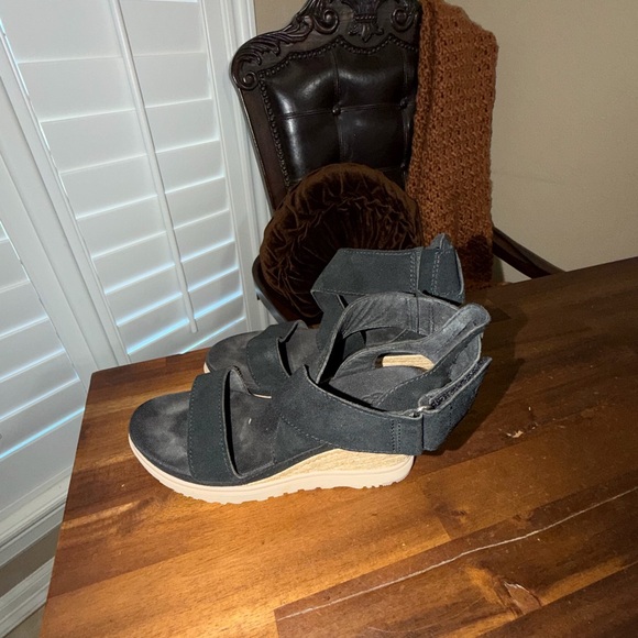 UGG Ileana wedge sandals, Size 6.5/7, GUC - Picture 7 of 8